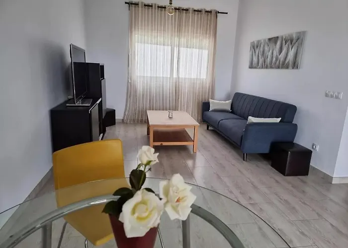 Апартаменты Abubilla House - Comfortable With Garden & Terrace In A Quiet Area Насарет